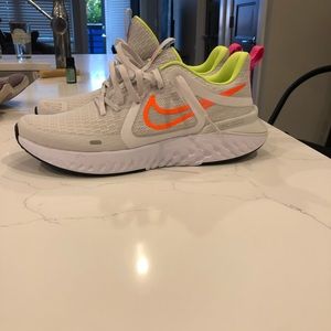 Women’s size 7 Nike running shoes.